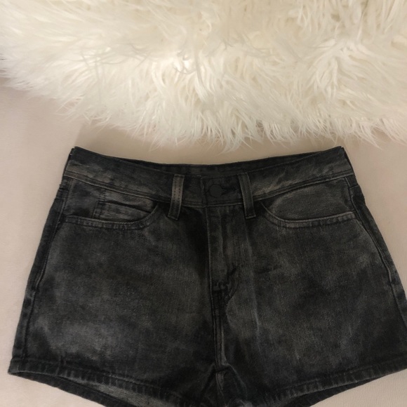 Acid wash high rise Levi shorts - Picture 2 of 7